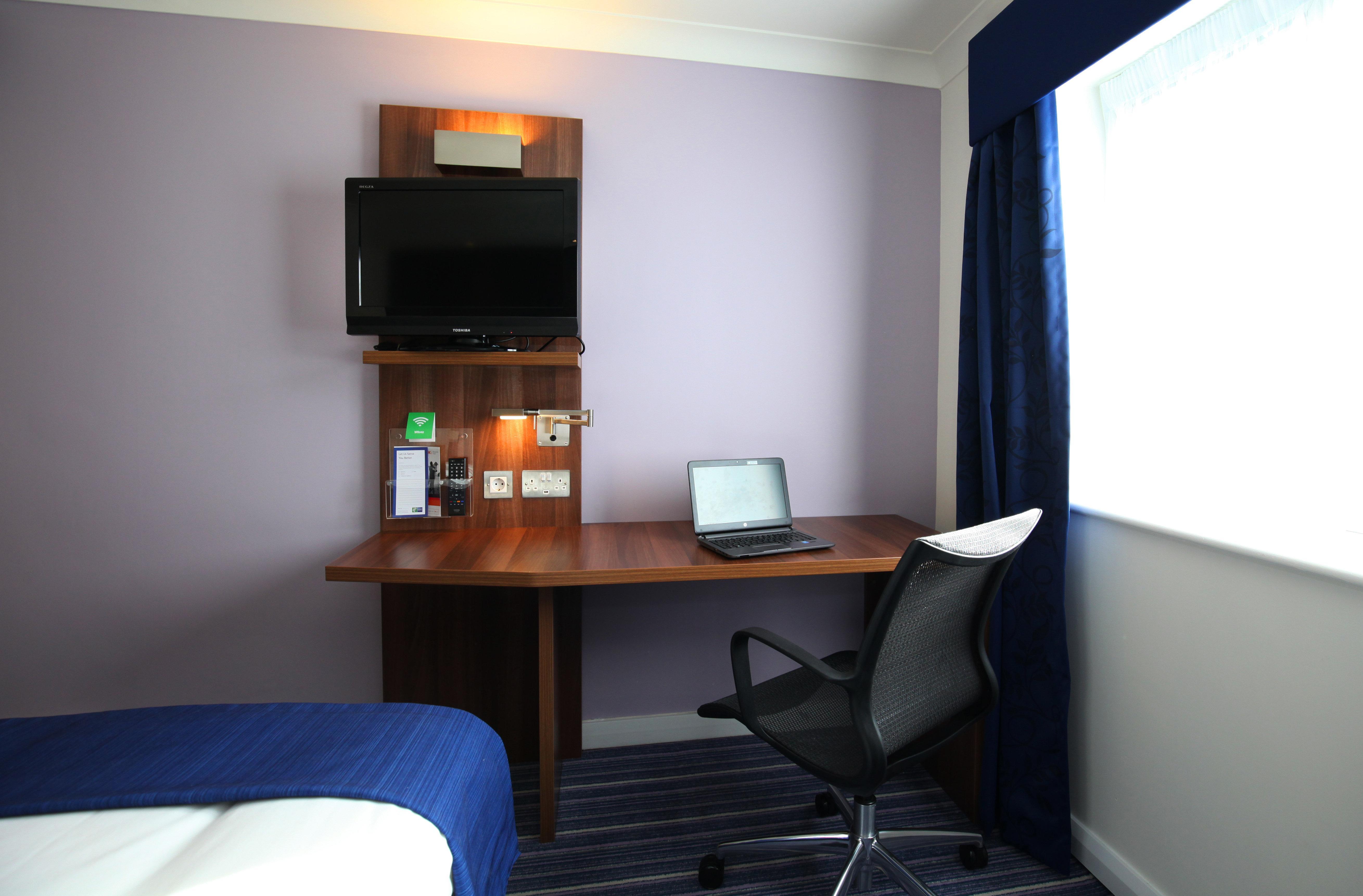 Holiday Inn Express Glenrothes By Ihg Exterior photo
