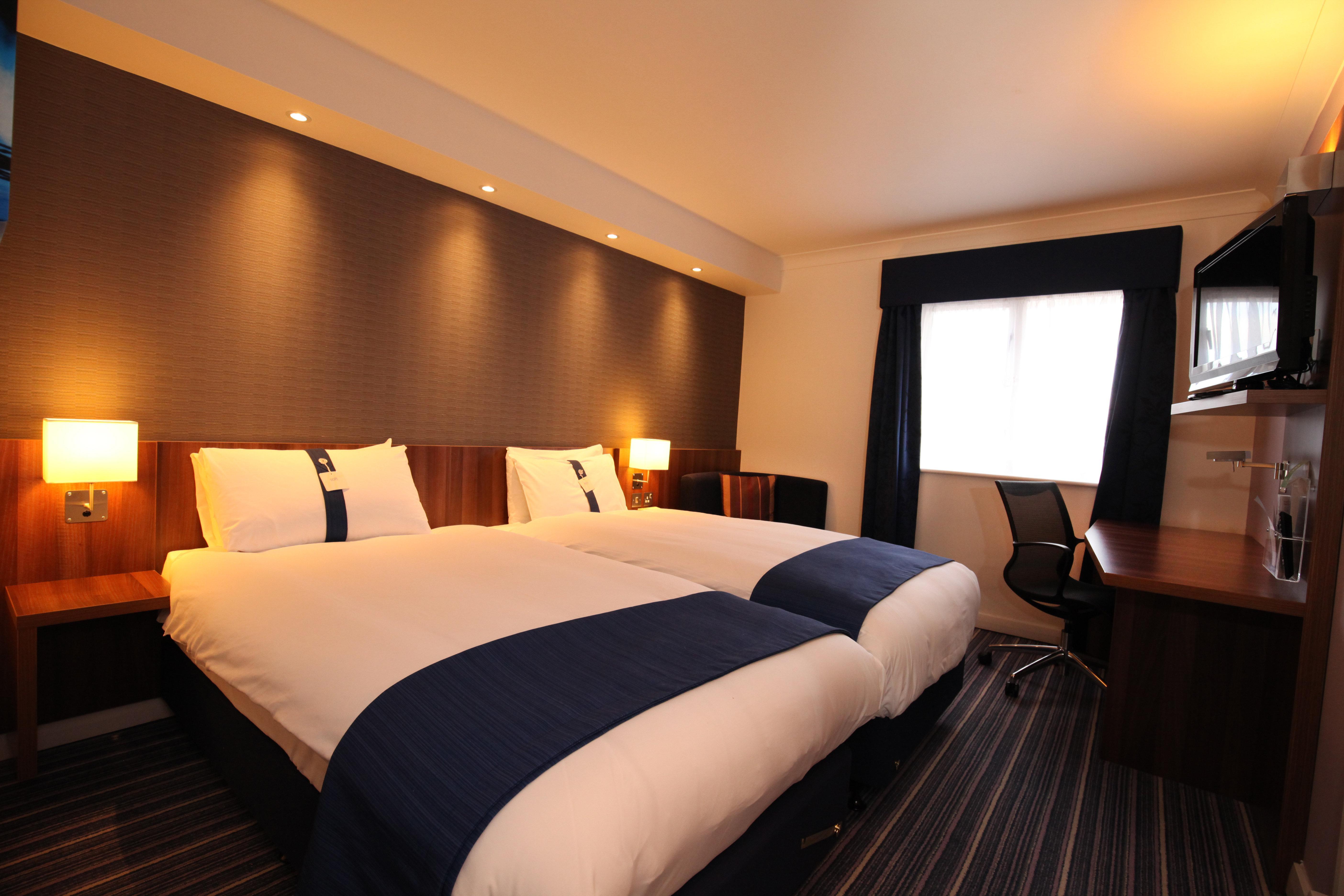 Holiday Inn Express Glenrothes By Ihg Exterior photo