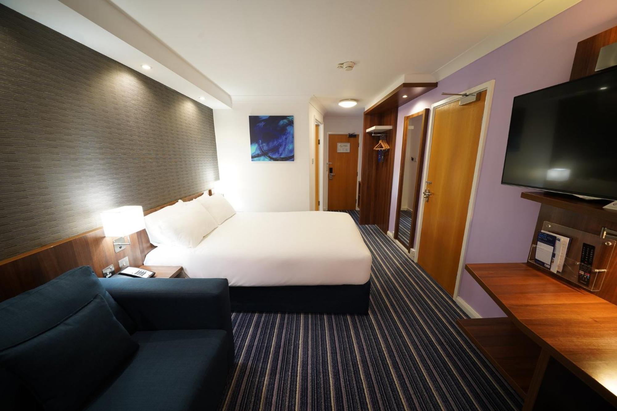 Holiday Inn Express Glenrothes By Ihg Exterior photo
