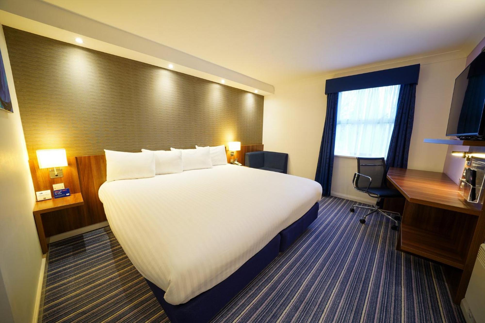 Holiday Inn Express Glenrothes By Ihg Exterior photo