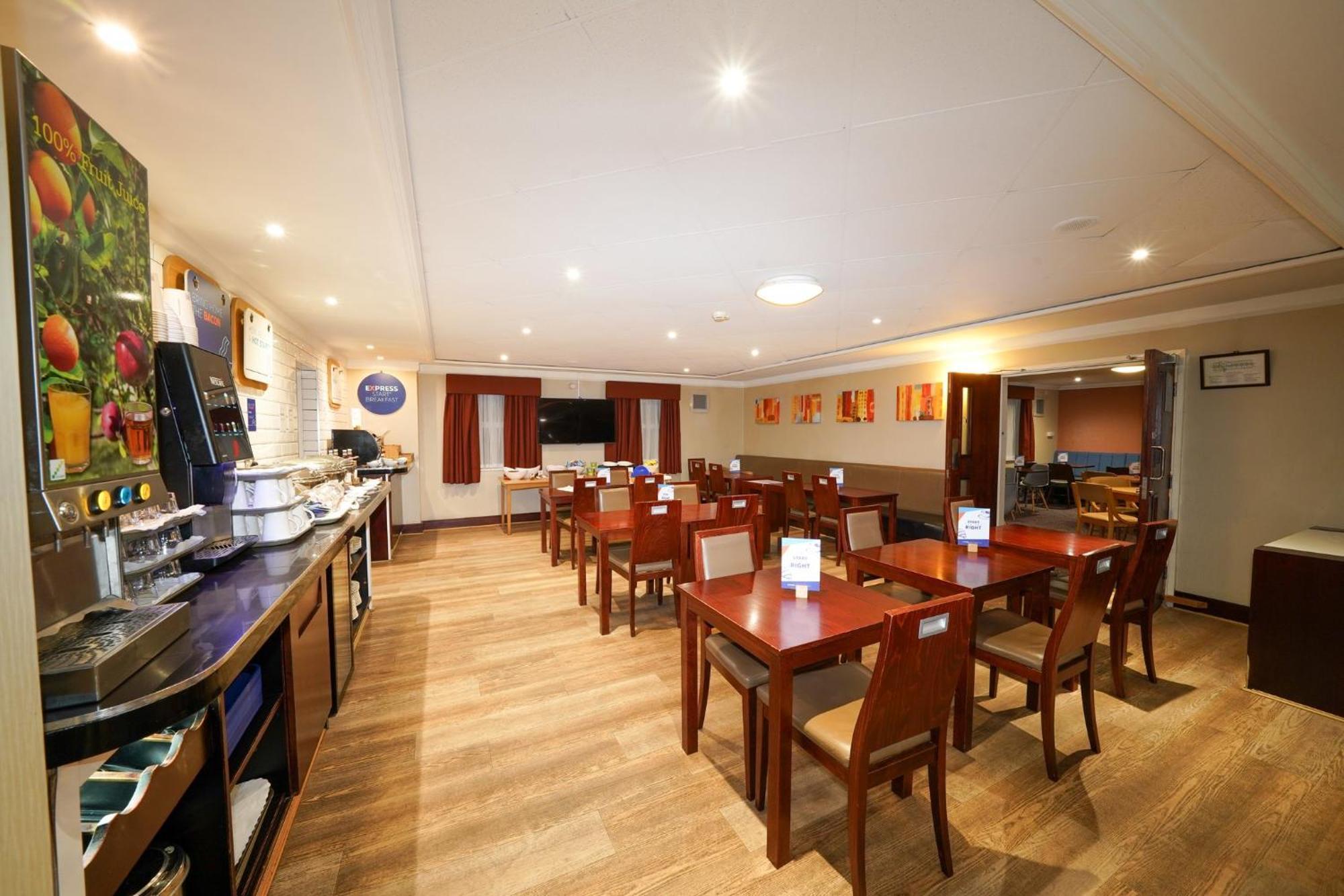 Holiday Inn Express Glenrothes By Ihg Exterior photo