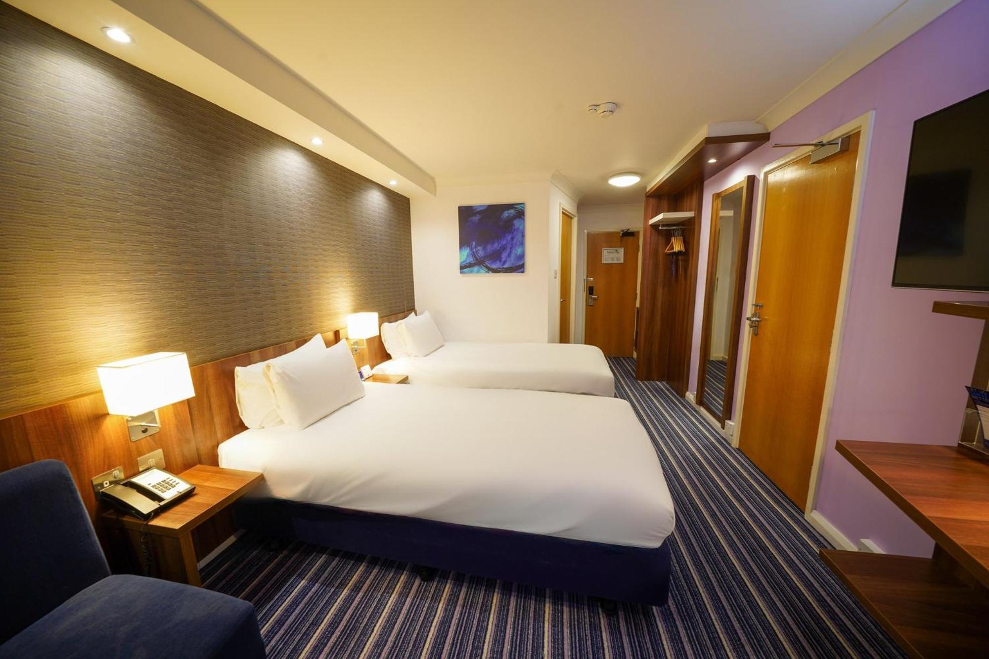 Holiday Inn Express Glenrothes By Ihg Exterior photo