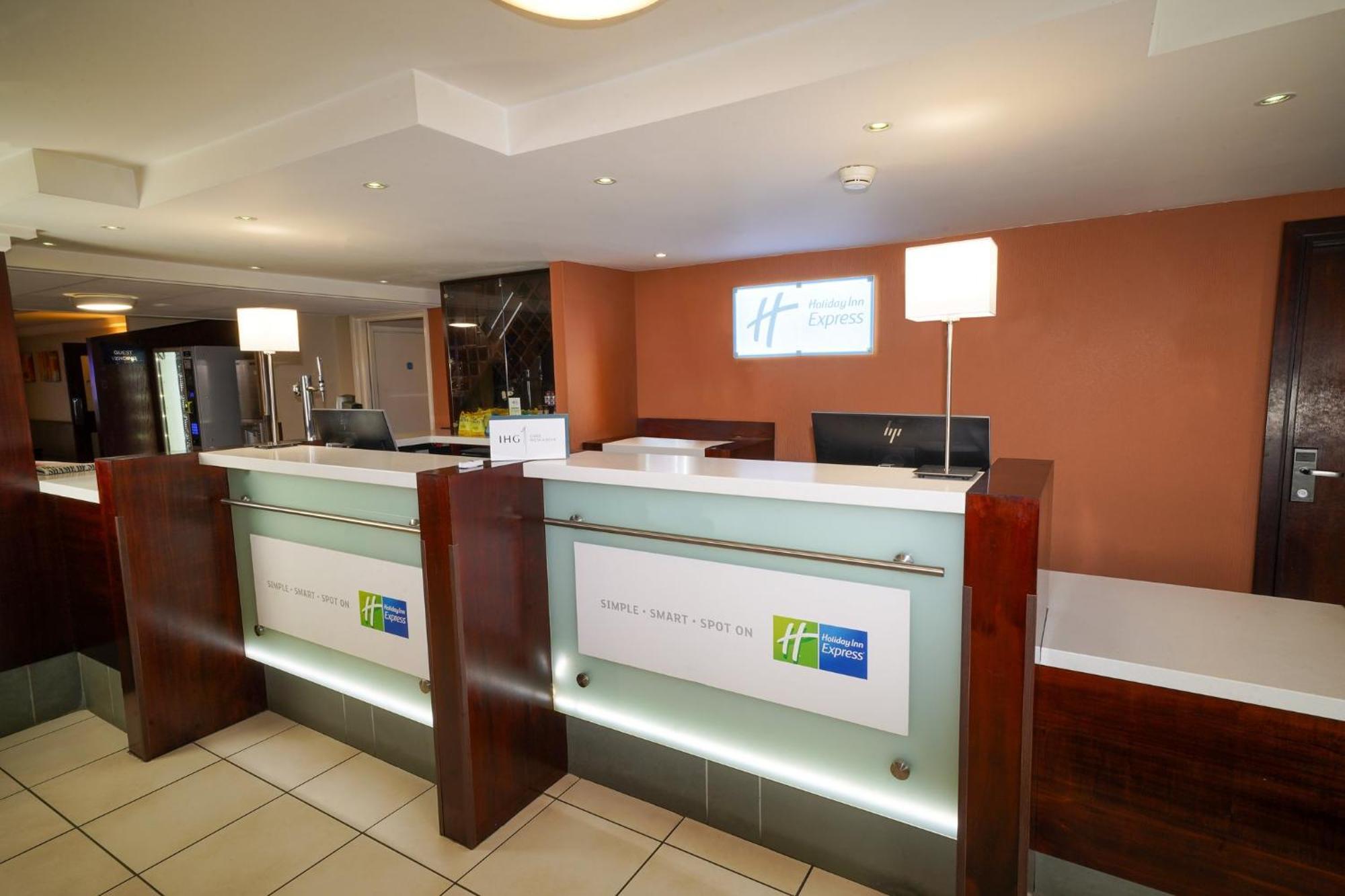 Holiday Inn Express Glenrothes By Ihg Exterior photo