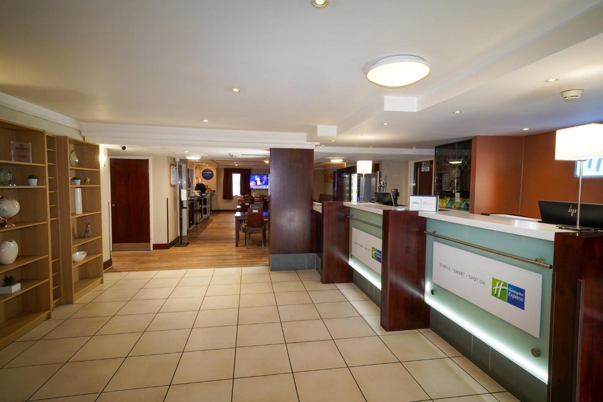 Holiday Inn Express Glenrothes By Ihg Exterior photo